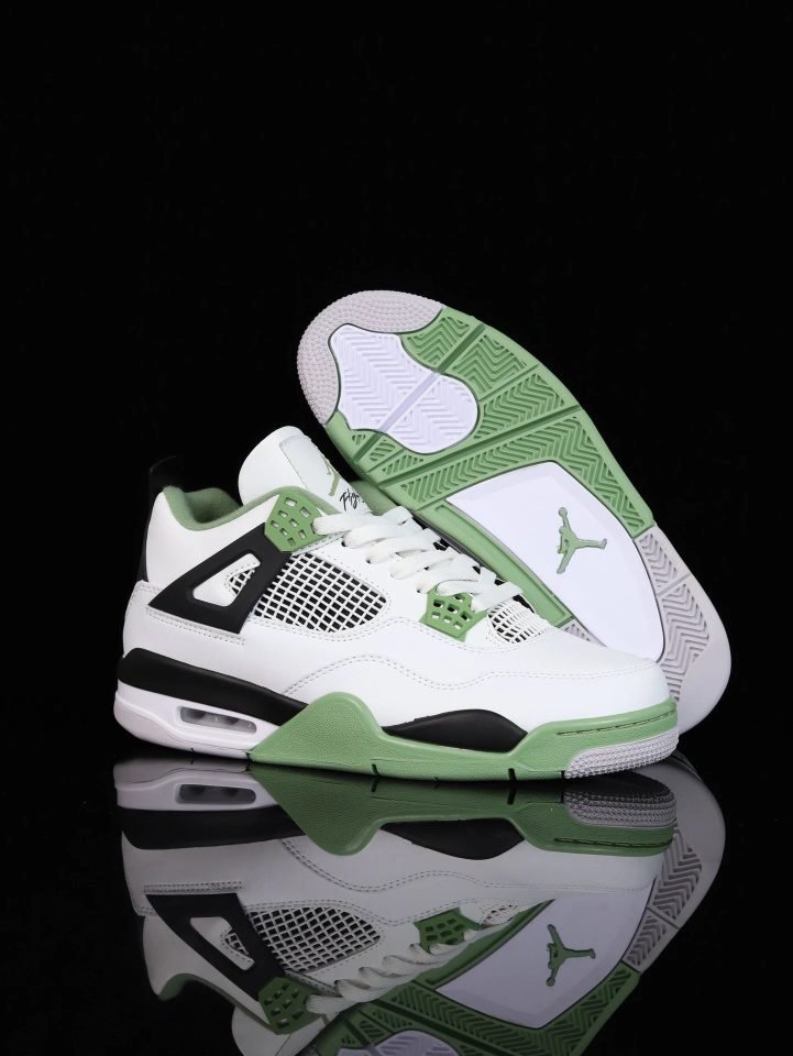 Air Jordan 4 Retro: Classic White Sneakers