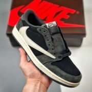 Nike Air Jordan 1 Low: Chic Black 01