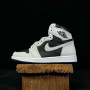 Nike Air Jordan 1 Retro High: White - Black