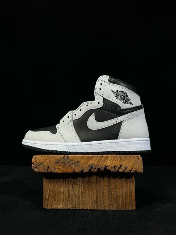 Nike Air Jordan 1 Retro High: White - Black