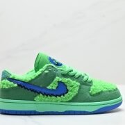 Nike SB Dunk Low: Green Bear Style