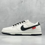 Nike x Supreme Dunk Low in Duo